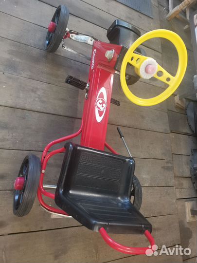 Машина на педалях