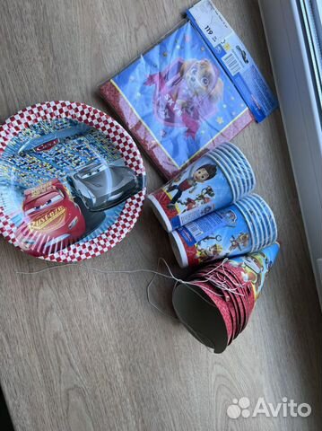 Тарелка, стаканы, салфетки для праздника