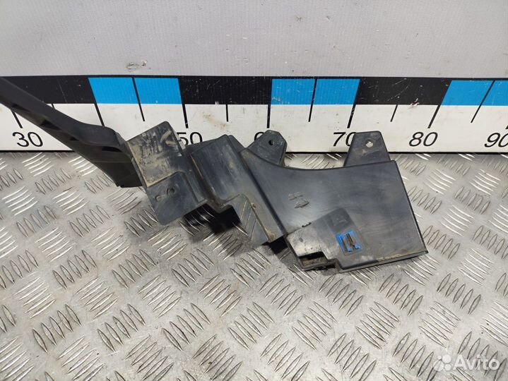 Б/У Кронштейн переднего бампера правый Merc#001