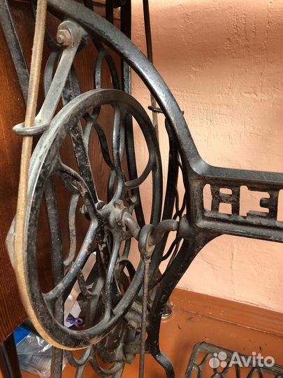 Швейная машина со станиной фирмы Singer