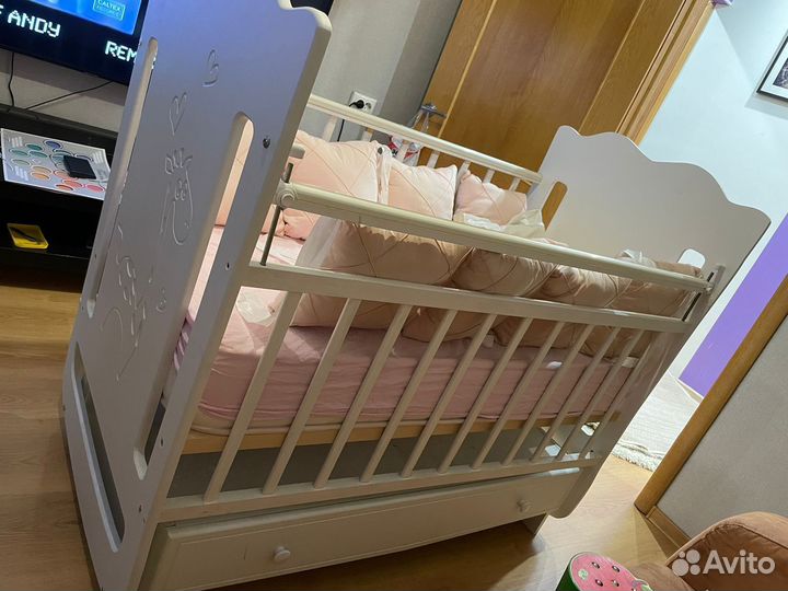 Детская кроватка с маятником и ящиком