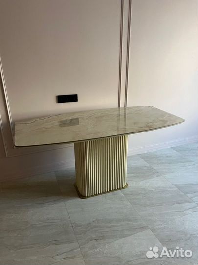 Стол из керамогранита овальный