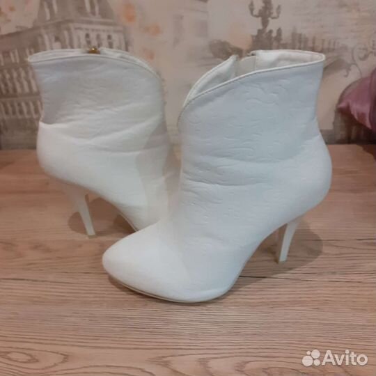 Свадебные белые сапожки