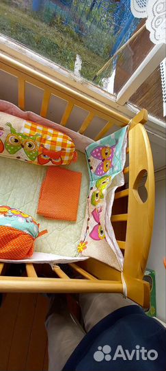 Детская кроватка с маятником