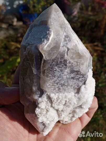 Кристалл дымчатого кварца в цеолите