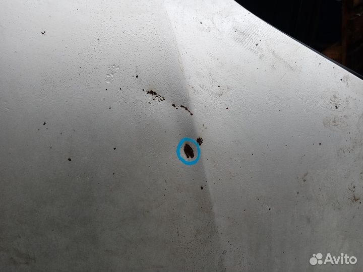 Капот на Тойота Авенсис 2001 год