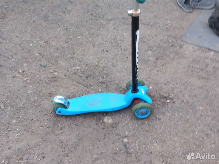 Продаю самокат. Трёх колёсный синего цвета