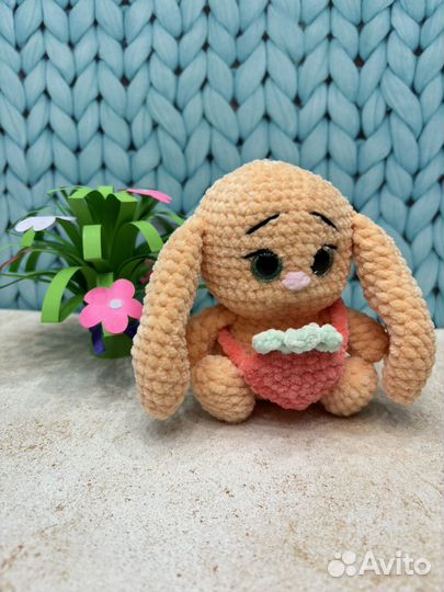 Заяц с сумочкой вязаная игрушка