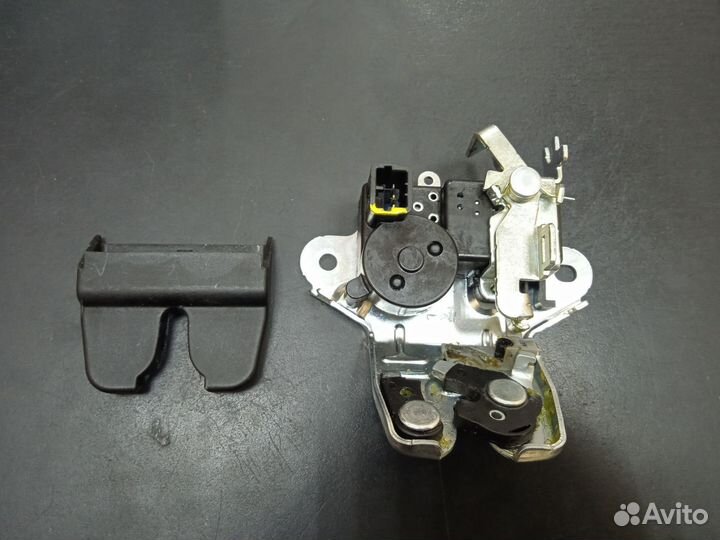 Замок багажника Киа Рио 4