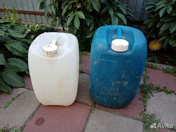 Канистры пластиковые бу 20 литров и 30 литров