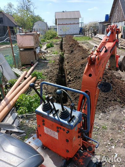 Аренда мини экскаватора копает траншеи