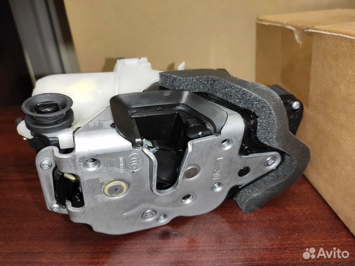 Замок задней правой двери Astra J Insignia Zafira