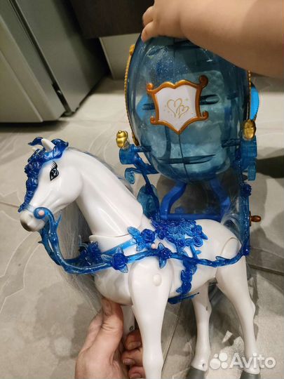 Карета с лошадью светится ходит