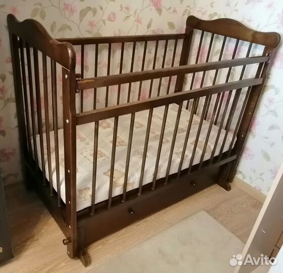 Детская кроватка с маятником