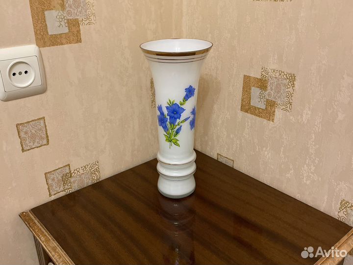 Ваза молочного стекла