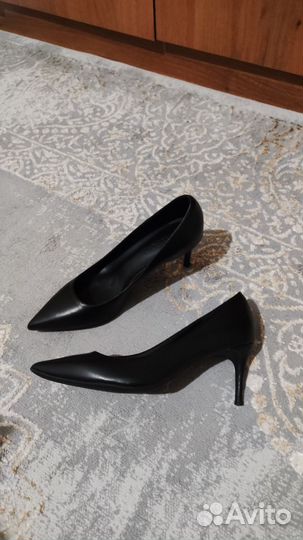 Туфли лодочки,натуральная кожа, 37 черные, новые