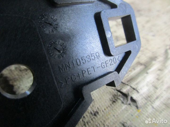 Ручка внутренняя передняя левая Mitsubishi Lancer