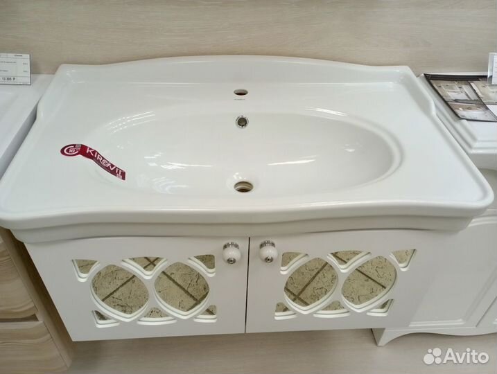 Тумба с раковиной и зеркалом 