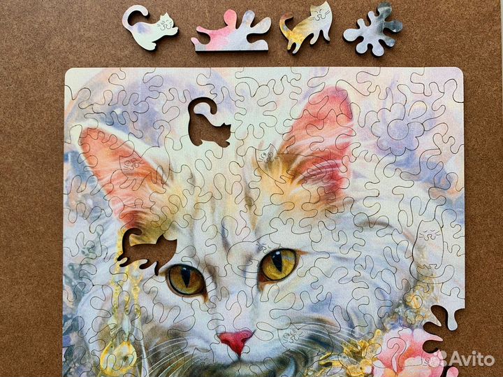 Белый кот с золотой подвеской Деревянный пазл