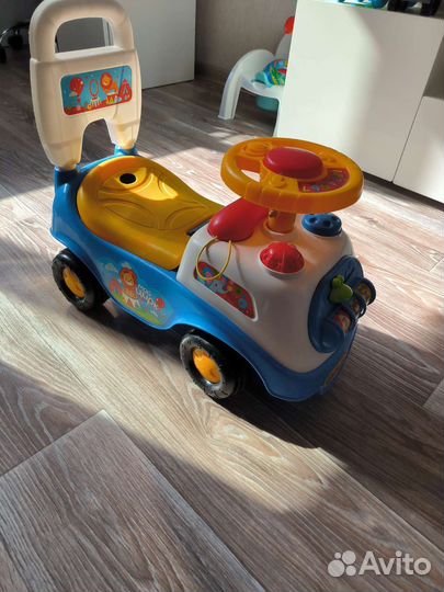 Машинка каталка толокар с ручкой