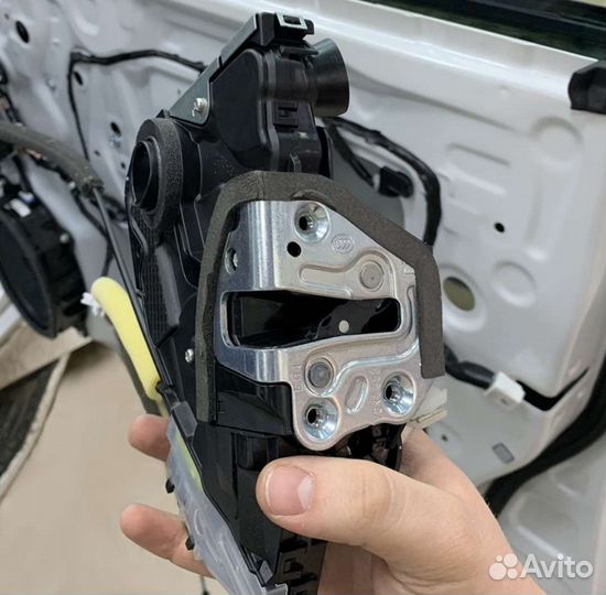 Установка автомобильных доводчиков дверей