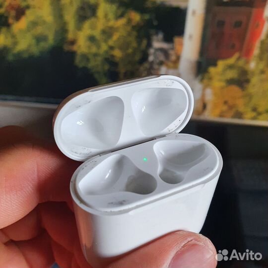 Apple AirPods 2 charging case