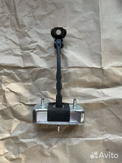 Ограничитель двери toyota corolla 150