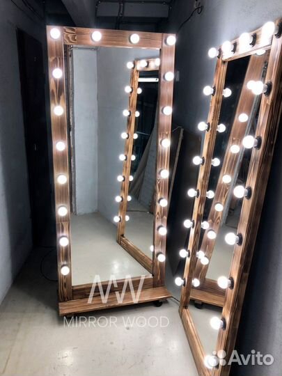Гримерное зеркало с лампочками на подставке