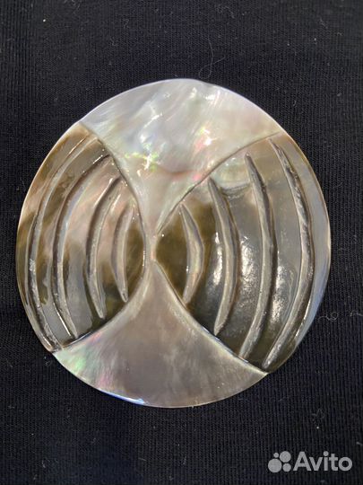 Брошь натуральный перламутр б/у