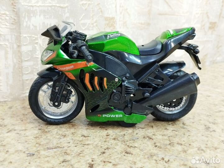 Модель мотоцикла, длина 13 см зелёный