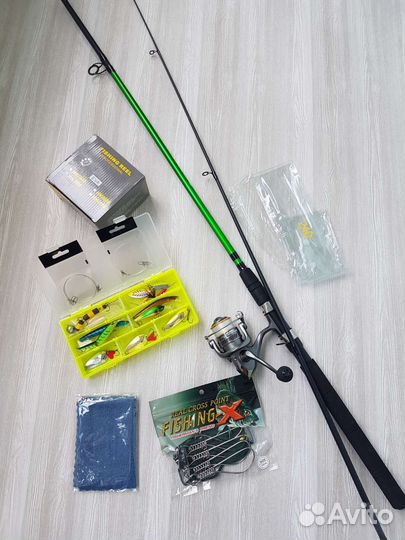 Спиннинг с катушкой и приманки