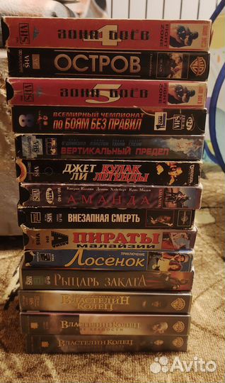 Видеокассеты много