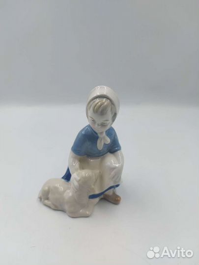 Статуэтка фарфор 