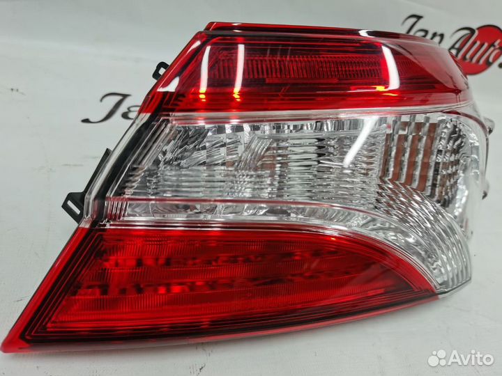 Фонарь задний правый Toyota Camry 70 Оригинал