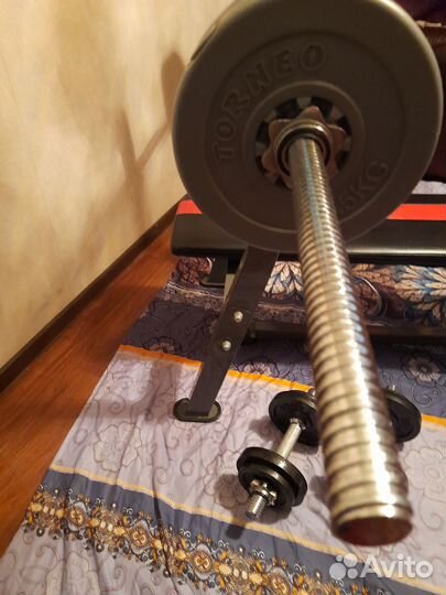 Скамья для жима со стойками, штангой и гантелями