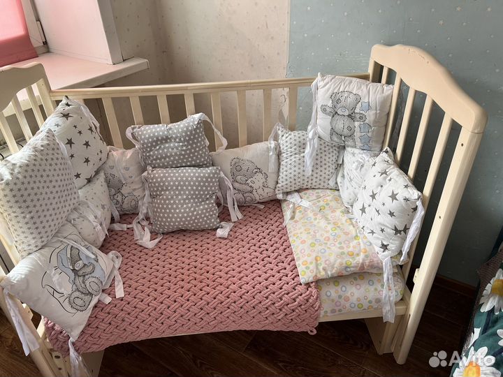 Детская кроватка с маятником белая