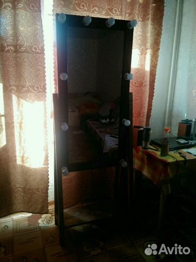 Напольное макияжное зеркало с подсветкой