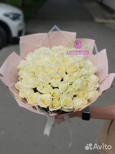 Букет из 51 белой розы в упаковке