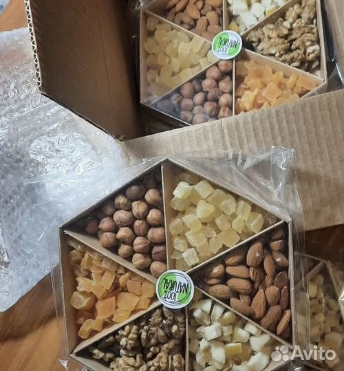 Подарочный набор из орехов и сухофруктов