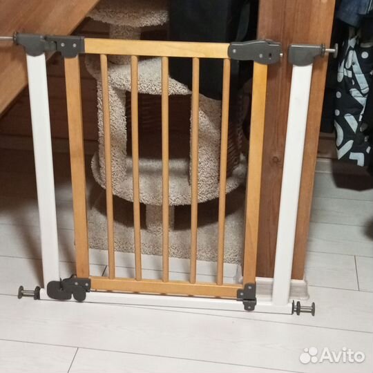 Ворота безопасности на лестницу