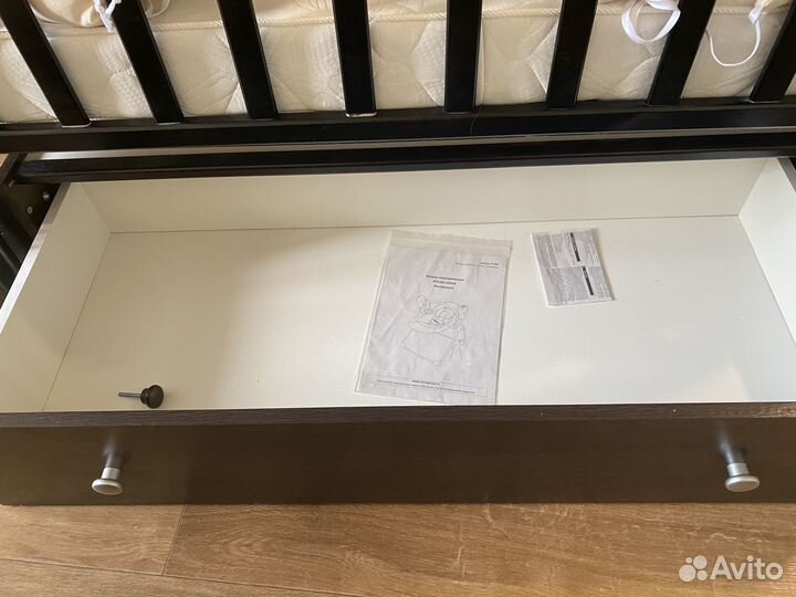 Детская кроватка с маятником и ящиком, цвет венге