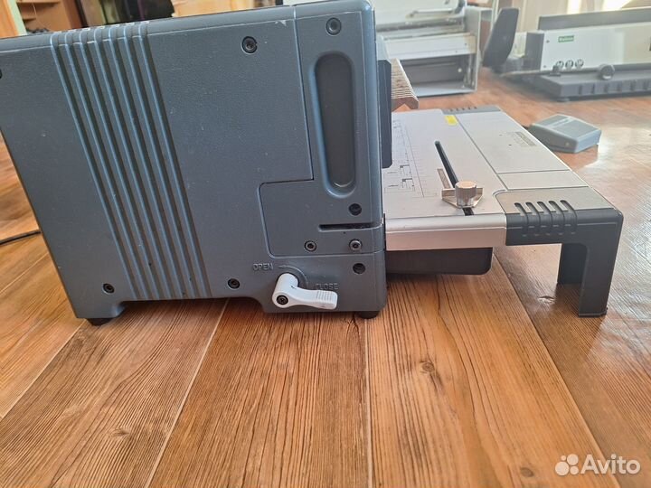 Брошюратор (брошюровщик, переплетчик)