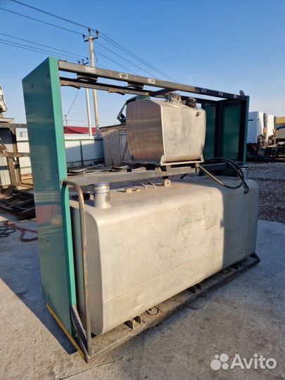 Надстройка с топливным и гидравлическим баком на