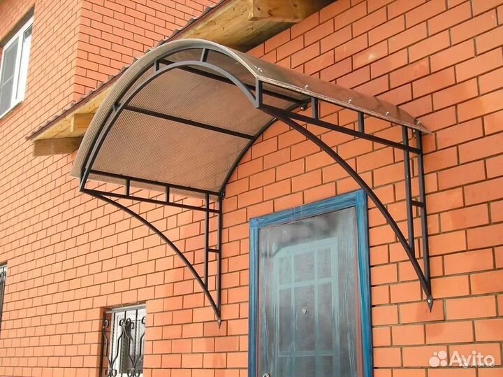 Козырек над крыльцом