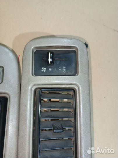 Дефлектор верхнего отопителя Toyota Hiace 1996г