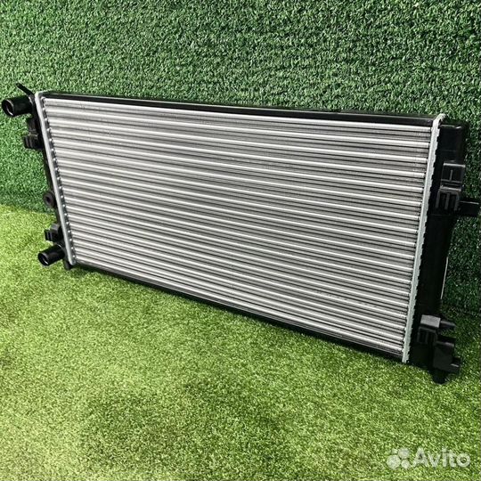 Радиатор охлаждения двс Фольксваген Поло седан 5