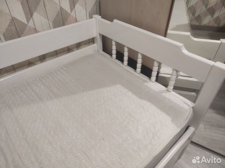 Кровать с выкатными ящиками и матрасом