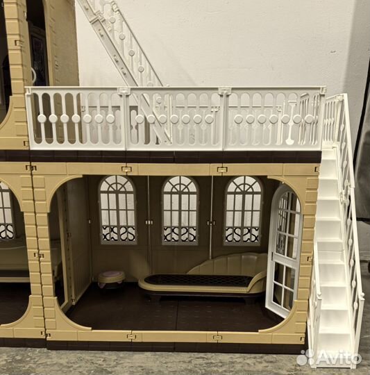 Кукольный домик с мебелью