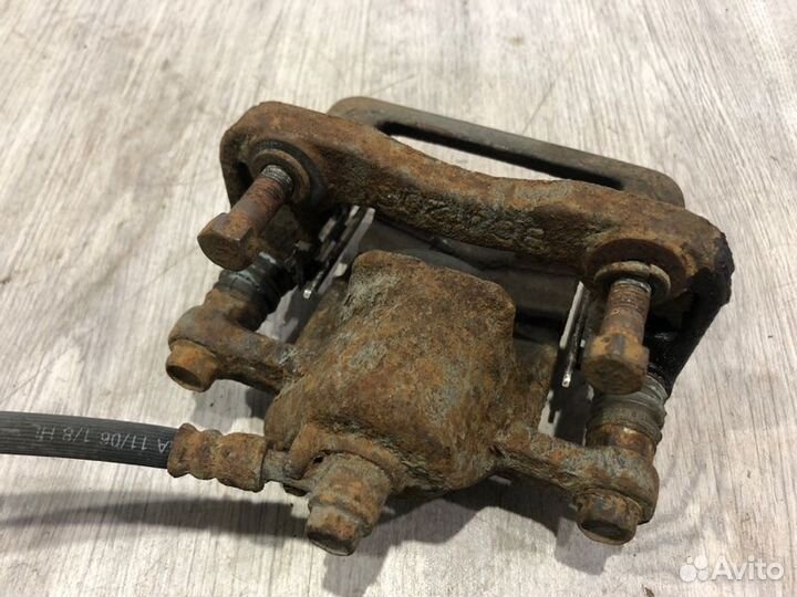 Суппорт тормозной задний правый Hyundai Tucson JM