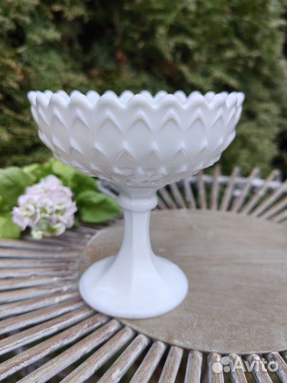 Старинная вазочка на ножке